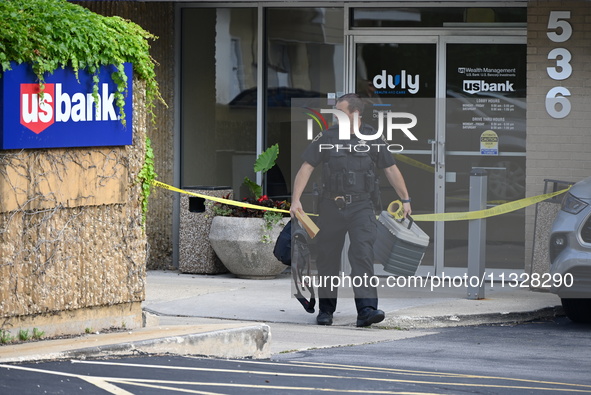 The Elmhurst Police are taking evidence out of US Bank. An armed bank robbery is occurring at US Bank in Elmhurst, Illinois, United States,...