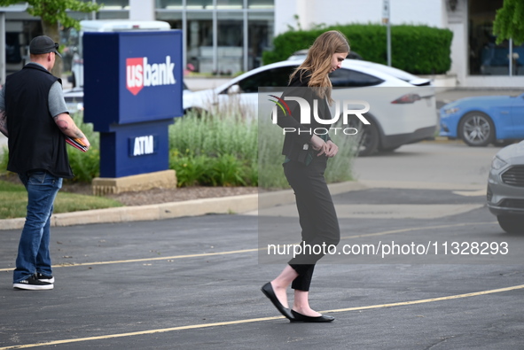 FBI agents are responding to US Bank to investigate a bank robbery. An armed bank robbery is occurring at US Bank in Elmhurst, Illinois, Uni...