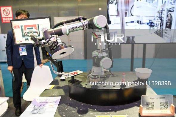 An intelligent collaborative robot is demonstrating a flybat inspection product at The 10th China (Shanghai) International Technology Fair i...