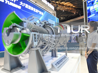 Visitors are viewing a model exhibit of a heavy-duty hydrogen-doped gas turbine at The 10th China (Shanghai) International Technology Fair i...