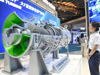 Visitors are viewing a model exhibit of a heavy-duty hydrogen-doped gas turbine at The 10th China (Shanghai) International Technology Fair i...