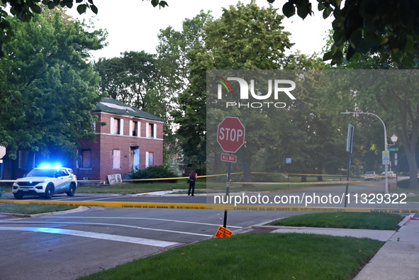 Chicago Police are blocking off roads at the scene of an early morning mass shooting. Four people are being shot in a mass shooting in Chica...