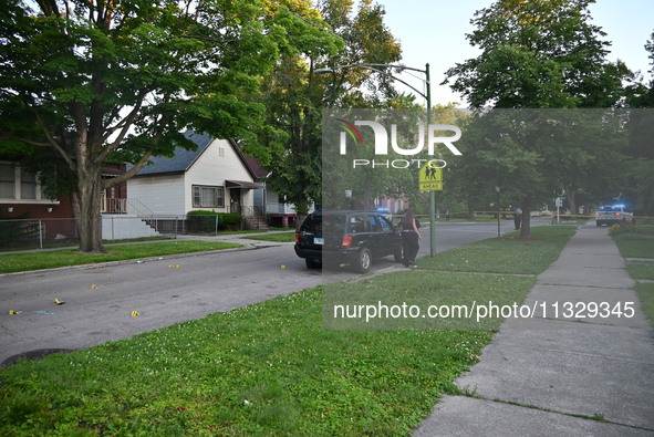 Chicago police are at the scene of an early morning mass shooting. Four people are being shot in a mass shooting in Chicago, Illinois, Unite...