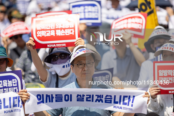 Tens of thousands of doctors and medical students are attending the Korean Medical Association's national rally, chanting slogans opposing t...