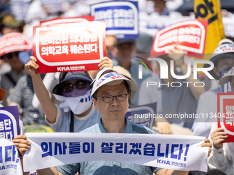 Tens of thousands of doctors and medical students are attending the Korean Medical Association's national rally, chanting slogans opposing t...