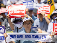 Tens of thousands of doctors and medical students are attending the Korean Medical Association's national rally, chanting slogans opposing t...