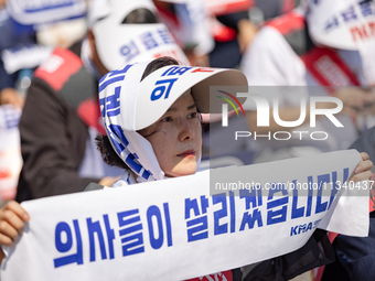 Tens of thousands of doctors and medical students are attending the Korean Medical Association's national rally, chanting slogans opposing t...