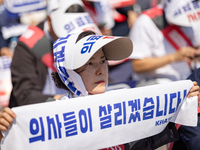 Tens of thousands of doctors and medical students are attending the Korean Medical Association's national rally, chanting slogans opposing t...