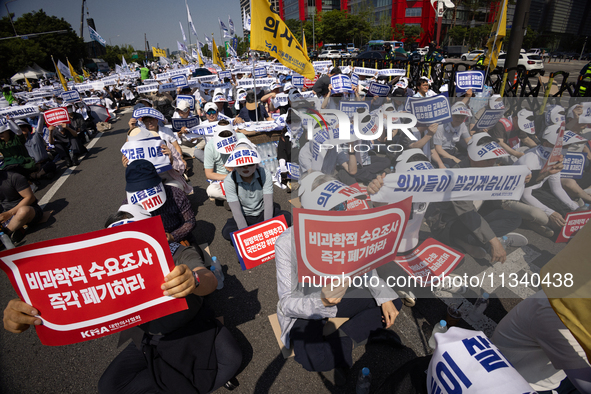 Tens of thousands of doctors and medical students are attending the Korean Medical Association's national rally, chanting slogans opposing t...