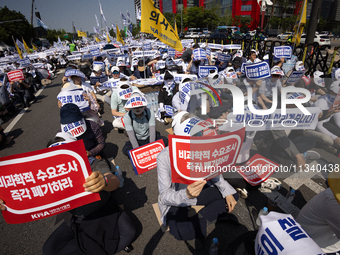 Tens of thousands of doctors and medical students are attending the Korean Medical Association's national rally, chanting slogans opposing t...