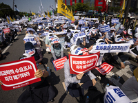 Tens of thousands of doctors and medical students are attending the Korean Medical Association's national rally, chanting slogans opposing t...