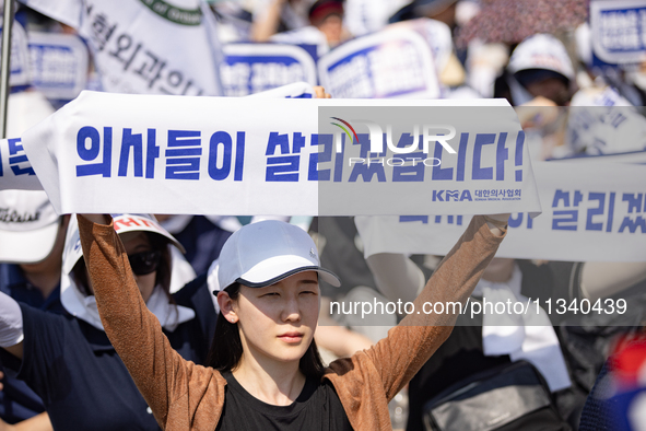 Tens of thousands of doctors and medical students are attending the Korean Medical Association's national rally, chanting slogans opposing t...