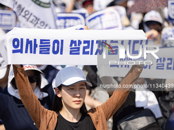 Tens of thousands of doctors and medical students are attending the Korean Medical Association's national rally, chanting slogans opposing t...