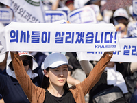 Tens of thousands of doctors and medical students are attending the Korean Medical Association's national rally, chanting slogans opposing t...