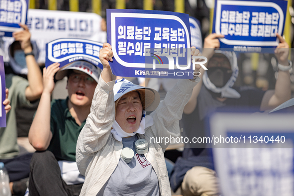 Tens of thousands of doctors and medical students are attending the Korean Medical Association's national rally, chanting slogans opposing t...