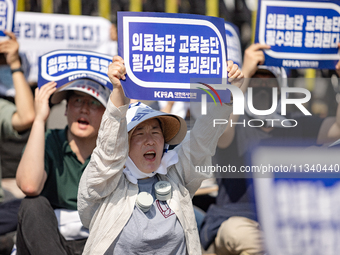 Tens of thousands of doctors and medical students are attending the Korean Medical Association's national rally, chanting slogans opposing t...