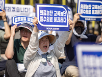 Tens of thousands of doctors and medical students are attending the Korean Medical Association's national rally, chanting slogans opposing t...