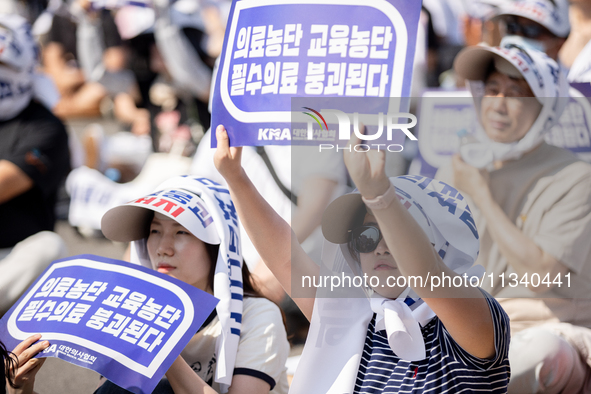 Tens of thousands of doctors and medical students are attending the Korean Medical Association's national rally, chanting slogans opposing t...