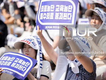 Tens of thousands of doctors and medical students are attending the Korean Medical Association's national rally, chanting slogans opposing t...