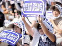 Tens of thousands of doctors and medical students are attending the Korean Medical Association's national rally, chanting slogans opposing t...