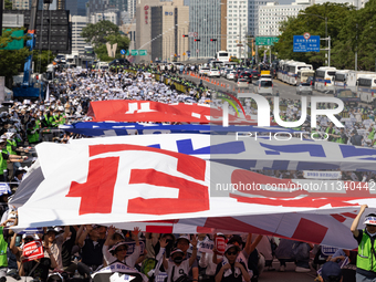 Tens of thousands of doctors and medical students are attending the Korean Medical Association's national rally, chanting slogans opposing t...