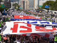 Tens of thousands of doctors and medical students are attending the Korean Medical Association's national rally, chanting slogans opposing t...