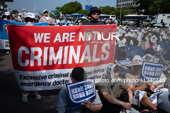 Tens of thousands of doctors and medical students are attending the Korean Medical Association's national rally, chanting slogans opposing t...