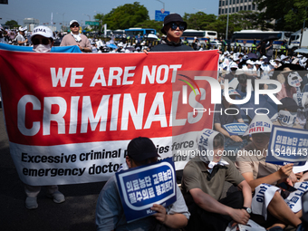 Tens of thousands of doctors and medical students are attending the Korean Medical Association's national rally, chanting slogans opposing t...