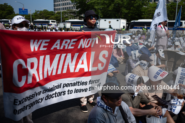 Tens of thousands of doctors and medical students are attending the Korean Medical Association's national rally, chanting slogans opposing t...