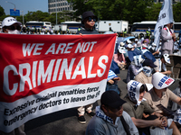 Tens of thousands of doctors and medical students are attending the Korean Medical Association's national rally, chanting slogans opposing t...