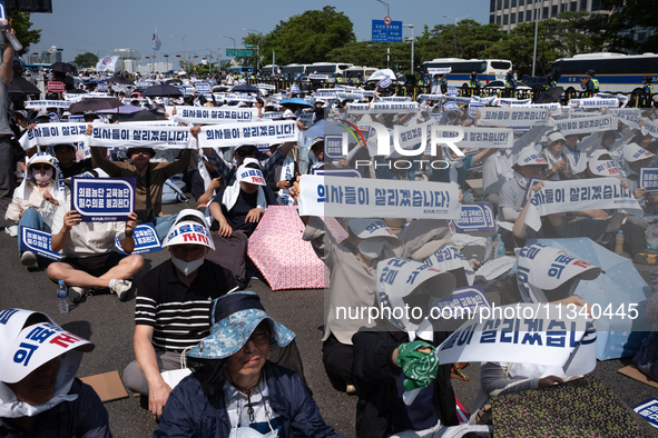 Tens of thousands of doctors and medical students are attending the Korean Medical Association's national rally, chanting slogans opposing t...