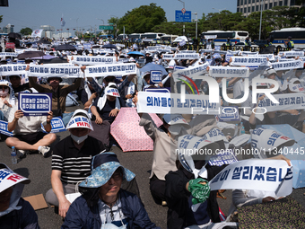 Tens of thousands of doctors and medical students are attending the Korean Medical Association's national rally, chanting slogans opposing t...