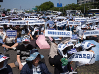 Tens of thousands of doctors and medical students are attending the Korean Medical Association's national rally, chanting slogans opposing t...