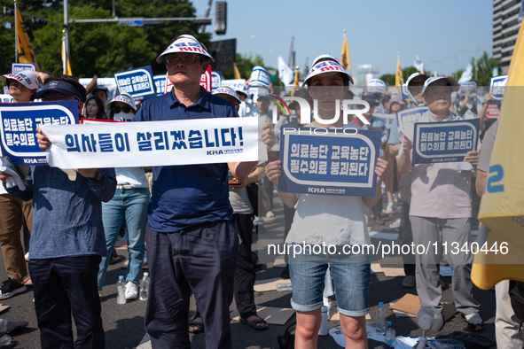 Tens of thousands of doctors and medical students are attending the Korean Medical Association's national rally, chanting slogans opposing t...