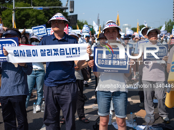 Tens of thousands of doctors and medical students are attending the Korean Medical Association's national rally, chanting slogans opposing t...