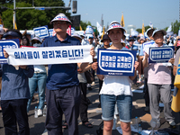 Tens of thousands of doctors and medical students are attending the Korean Medical Association's national rally, chanting slogans opposing t...