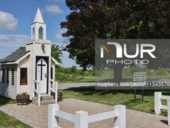 The Living Water Wayside Chapel in Niagara-on-the-Lake, Ontario, Canada, is holding the Guinness Book of World Records title for the smalles...