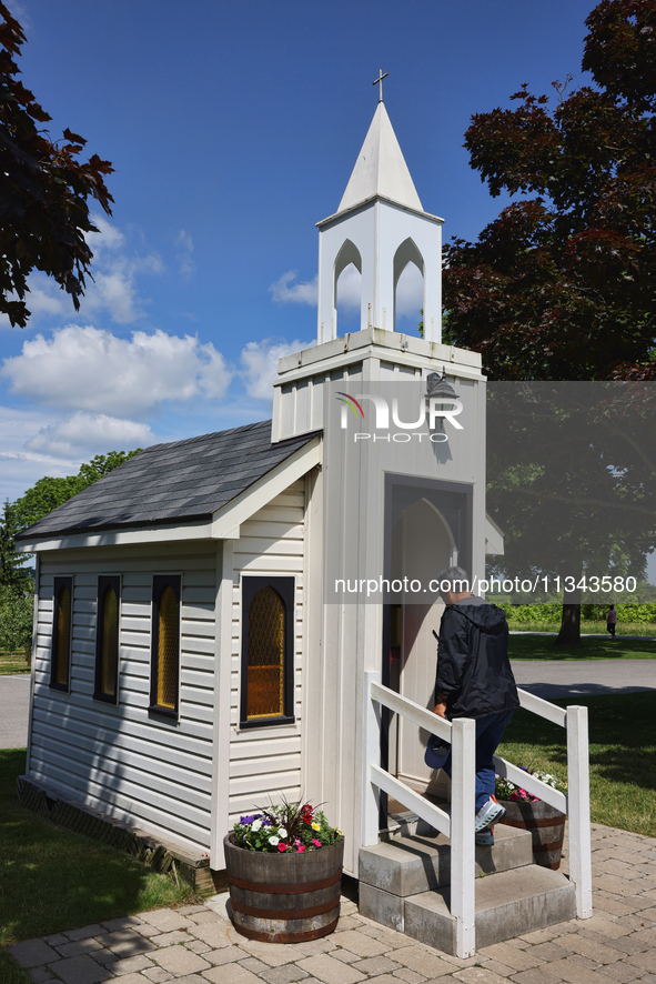 The Living Water Wayside Chapel in Niagara-on-the-Lake, Ontario, Canada, is holding the Guinness Book of World Records title for the smalles...