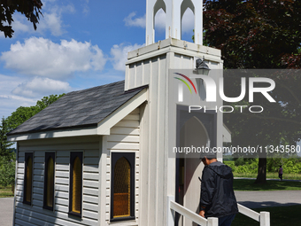 The Living Water Wayside Chapel in Niagara-on-the-Lake, Ontario, Canada, is holding the Guinness Book of World Records title for the smalles...