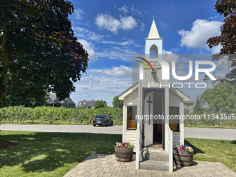 The Living Water Wayside Chapel in Niagara-on-the-Lake, Ontario, Canada, is holding the Guinness Book of World Records title for the smalles...