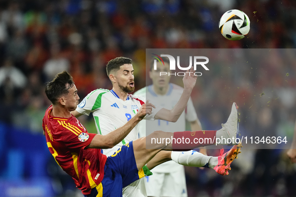 Fabian Ruiz central midfield of Spain and Paris Saint-Germain and Jorginho defensive midfield of Italy and Arsenal FC compete for the ball d...