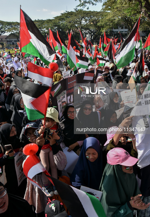 Hundreds of pro-Palestinian activists are taking part in a protest against Israel's attack on Gaza (a refugee camp) in Malang City, East Jav...