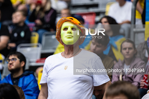 Mykhailo Mudryk of Ukraine is warming up  during the UEFA EURO 2024 group stage match between Slovakia and Ukraine at Düsseldorf Arena on Ju...