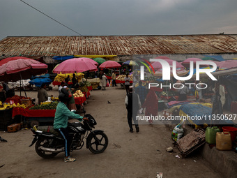 People are purchasing fruits on a cloudy day in Srinagar, Jammu and Kashmir, India, on June 22, 2024 (