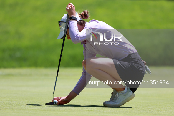 Sarah Schmelzel of Phoenix, Arizona places her ball on the 18th green during the second round of the KPMG Women's PGA Championship at Sahale...