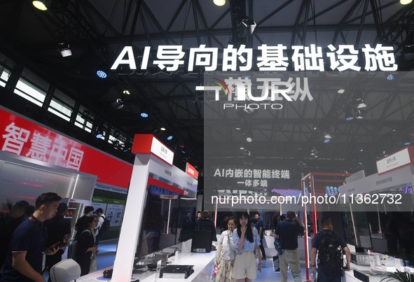 Visitors are visiting Lenovo's launch of various computing products based on AI technology at the 2024 Mobile World Congress (MWC Shanghai)...