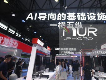 Visitors are visiting Lenovo's launch of various computing products based on AI technology at the 2024 Mobile World Congress (MWC Shanghai)...