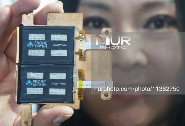 Exhibitors are demonstrating the world's first solid-state active cooling chip at the 2024 Mobile World Congress (MWC Shanghai) in Shanghai,...