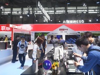 Foreign visitors are visiting Lenovo's launch of various computing products based on AI technology at the 2024 Mobile World Congress (MWC Sh...