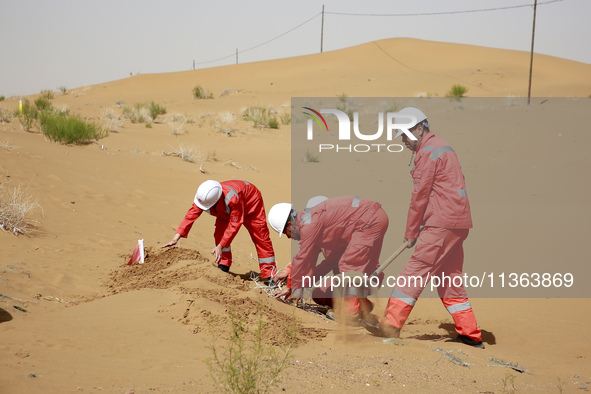 Workers are carrying out a special inspection of equipment in the gas pipeline network that crosses the Yellow River and deserts in Zhongwei...